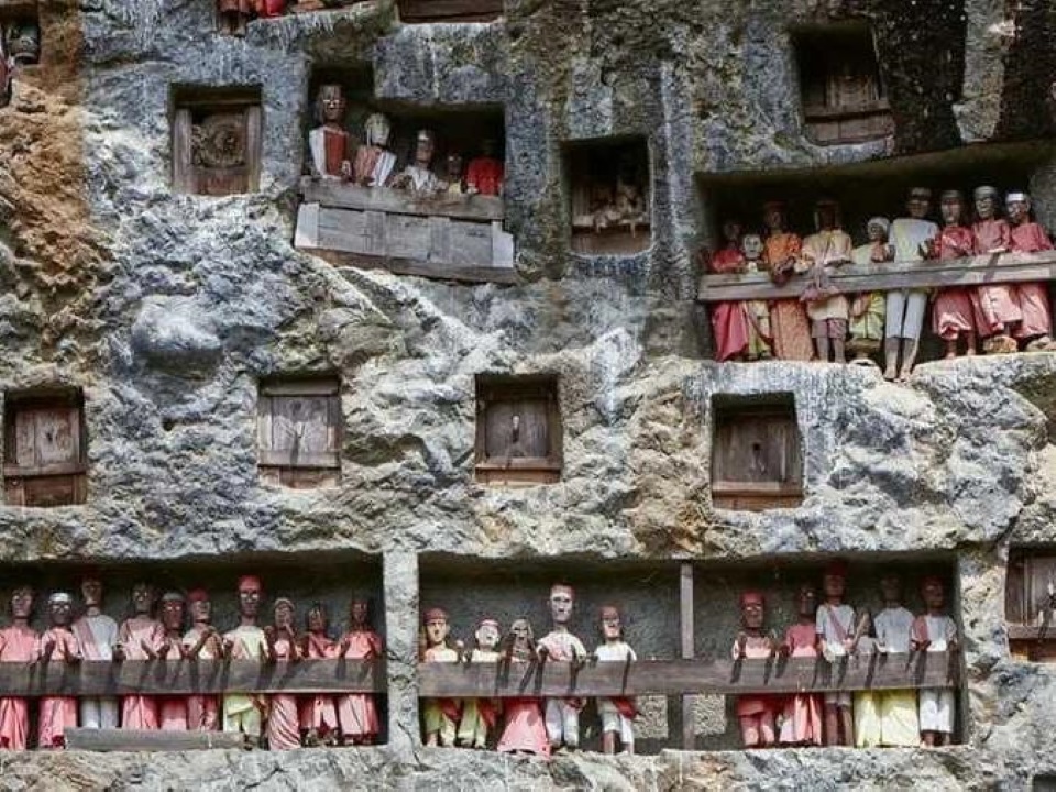 20 mooiste bezienswaardigheden van Indonesië | graven bij Tanah Toraja op Sulawesi