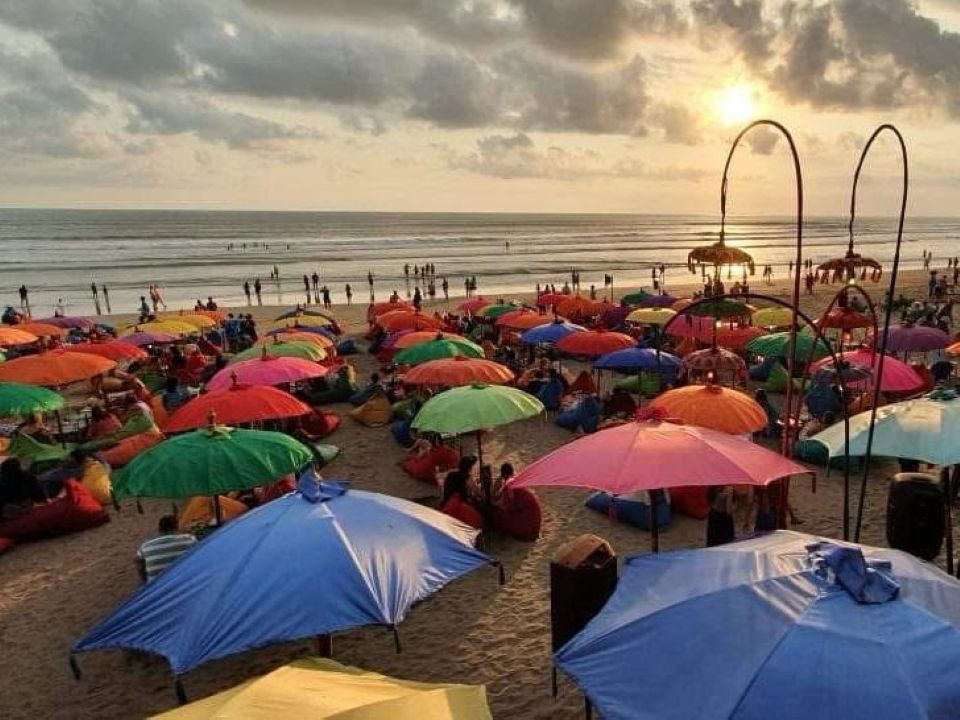 Heerlijke sfeer op Seminyak beach om de 15-daagse rondreis door Bali en Java mee af te sluiten