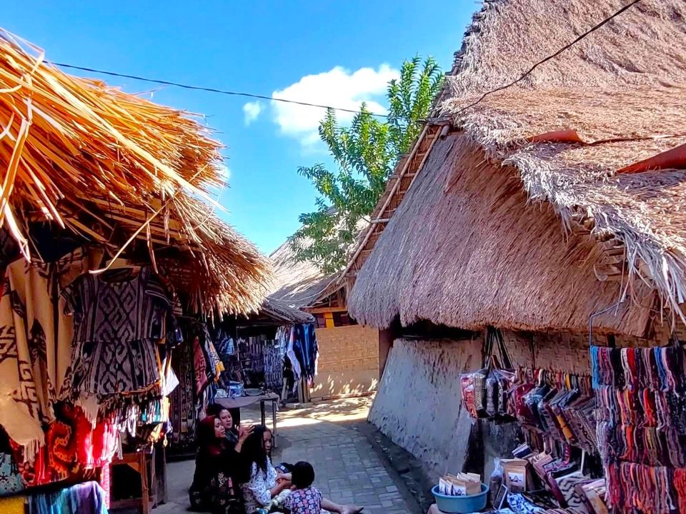 traditoneel dorp op Lombok bezoek je tijdens jouw 15-daagse rondreis Bali en Lombok