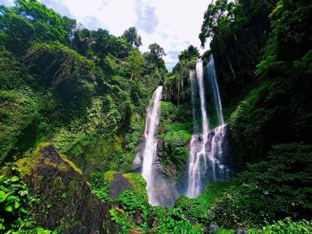 trek de jungle in, op zoek naar watervallen, de verborgen bezienswaardigheden op bali