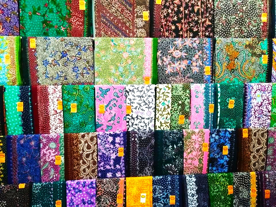 wat is batik? Eigen batik maken kun je leren tijdens batikworkshop in Yogyakarta je leren