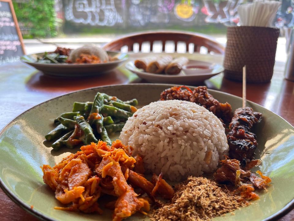 het kan niet missen! heerlijk eten is ook de reden waarom indonesië jouw vakantiebestemming moet zijn.
