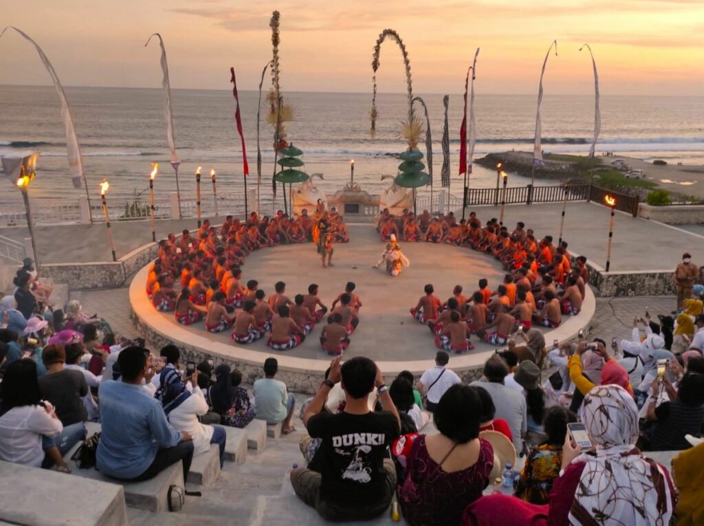 Kecakdans bij Uluwatu beach is een van de bekenste bezienswaardigheden op Bali